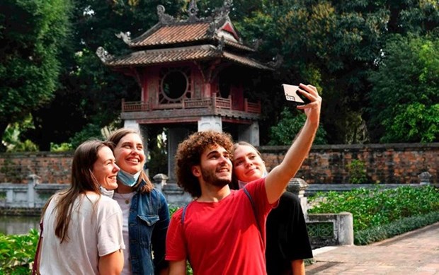 Casi un millon de turistas extranjeros visitan Hanoi en tres meses hinh anh 1