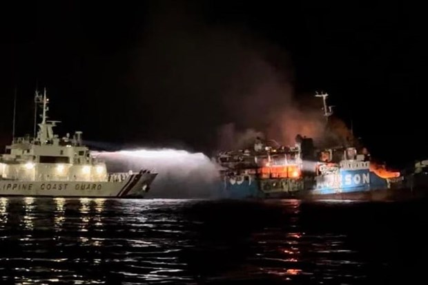 Al menos 10 muertos en incendio de transbordador en Filipinas hinh anh 1