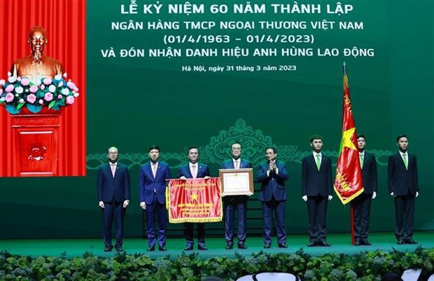 Premier vietnamita pide a Vietcombank promover papel rector en sector bancario hinh anh 2