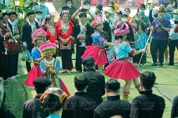 Festividad en honor de colores culturales de las etnias vietnamitas hinh anh 2
