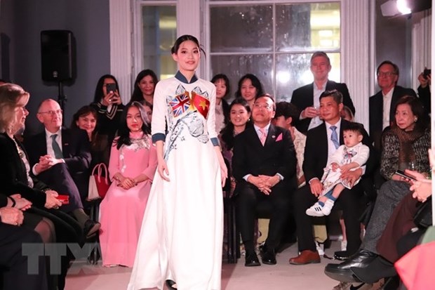 Colecciones de moda vietnamita se destacan en Londres hinh anh 1