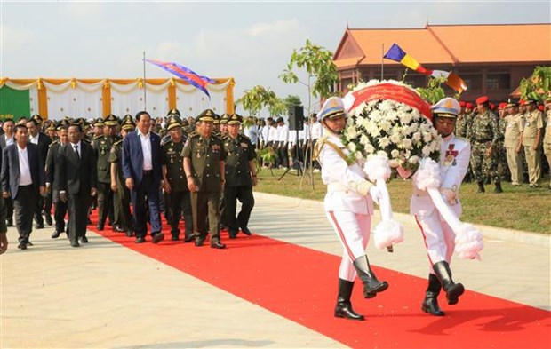 Inauguran tumba con forma de torre para soldados camboyanos hinh anh 1