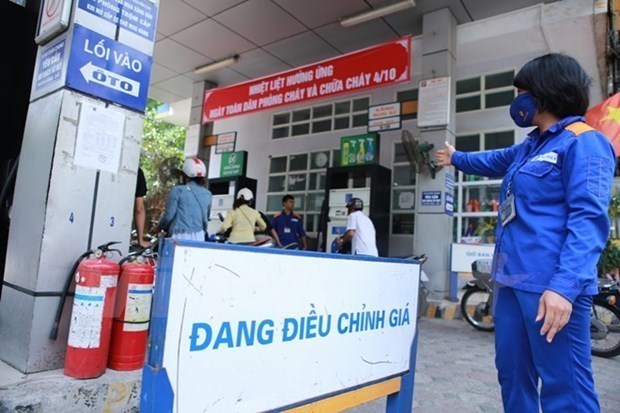 Precios de gasolina suben levemente en Vietnam hinh anh 1