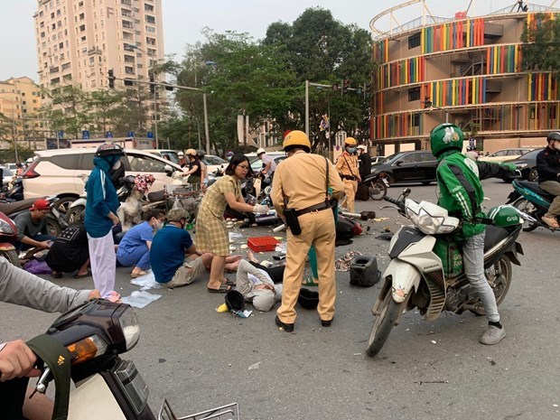 Inician procedimiento legal contra conductor causante de grave accidente de trafico en Hanoi hinh anh 1