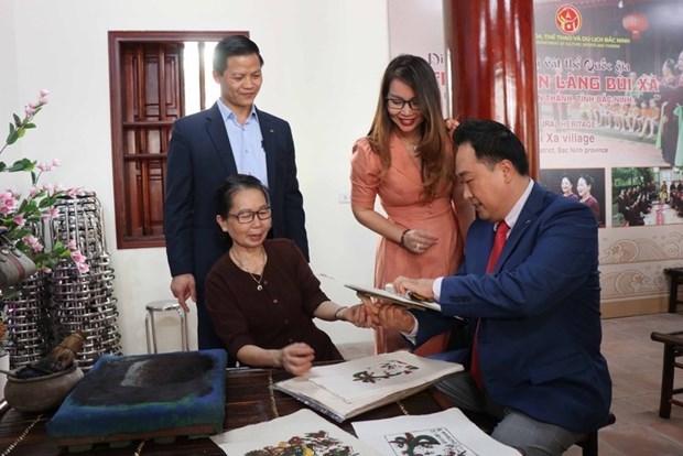 Diplomaticos extranjeros descubren belleza cultural de provincia vietnamita de Bac Ninh hinh anh 1
