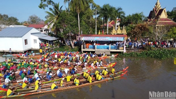 Provincia vietnamita celebra Festival Chol Chnam Thmay con regata de barcos hinh anh 1