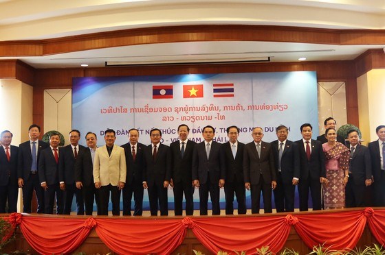 Localidades de Vietnam, Laos y Tailandia fomentan lazos comerciales hinh anh 1