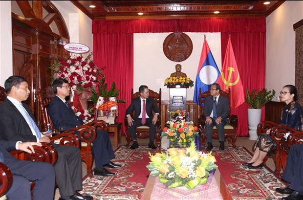Felicitan a diplomaticos de Laos en urbe vietnamita con motivo de Bunpimay hinh anh 1