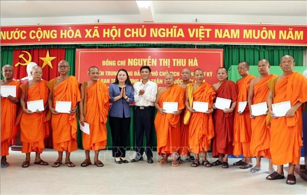 Felicitan a pueblo Khmer en localidad vietnamita por su fiesta Chol Chnam Thmay hinh anh 1