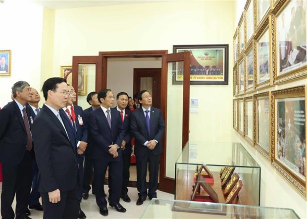 Presidente de Vietnam visita comunidad vietnamita en Laos hinh anh 2