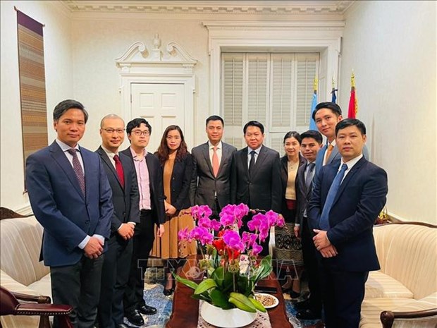Embajador vietnamita ante la ONU felicita a Laos y Camboya por fiestas tradiciones hinh anh 1