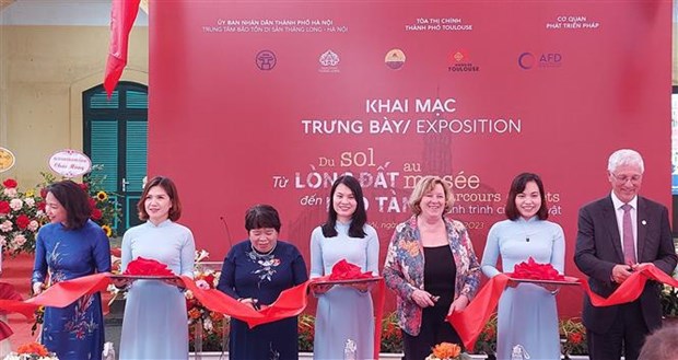 Inauguran exposicion sobre patrimonios de localidades de Vietnam y Francia hinh anh 1