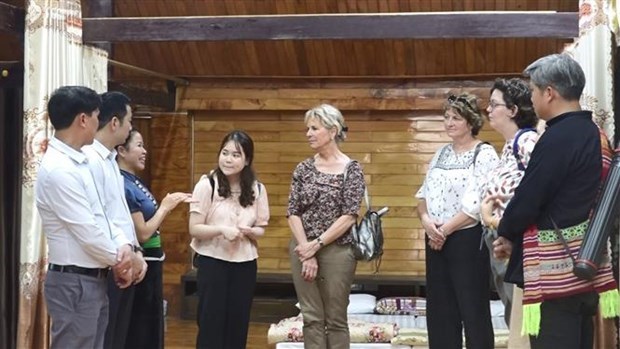 Delegacion de provincia francesa experimenta cultura de la etnia vietnamita de Thai hinh anh 2