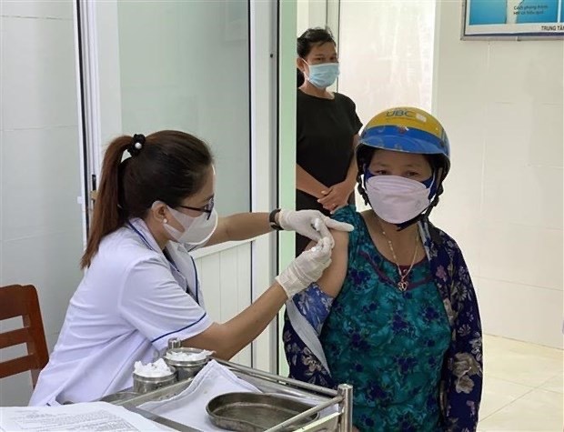 Vietnam registra mas de dos mil casos adicionales de COVID-19 hinh anh 1