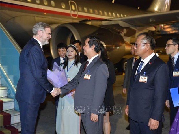 Primer ministro checo inicia visita a Vietnam hinh anh 1