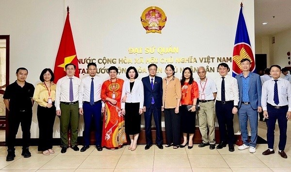 Delegacion de ciudad de Hanoi realiza visita a Laos hinh anh 2