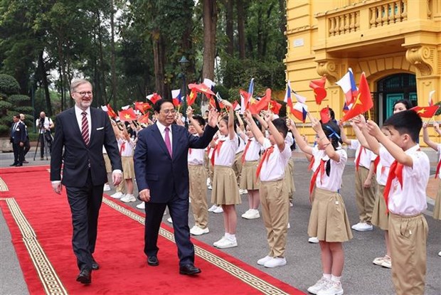 Efectua Vietnam acto de recibimiento a primer ministro checo hinh anh 2