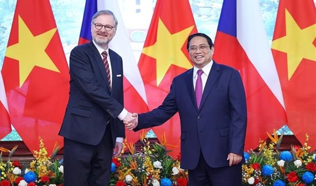 Efectua Vietnam acto de recibimiento a primer ministro checo hinh anh 1