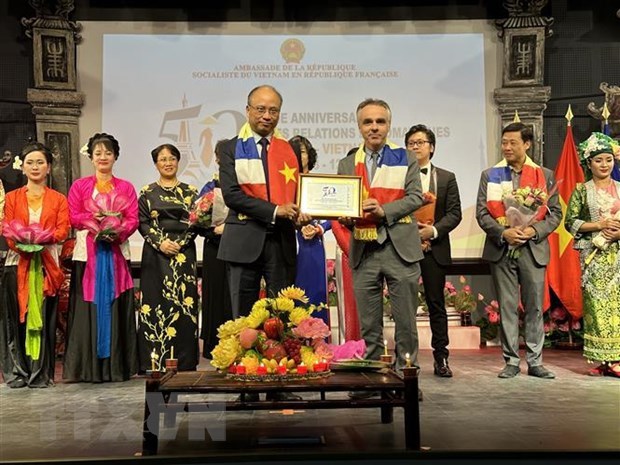 Conmemoran en Paris 50 anos de relaciones diplomaticas Vietnam- Francia hinh anh 1