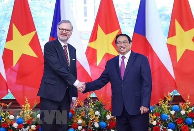 Primer ministro de la Republica Checa concluye visita a Vietnam hinh anh 1