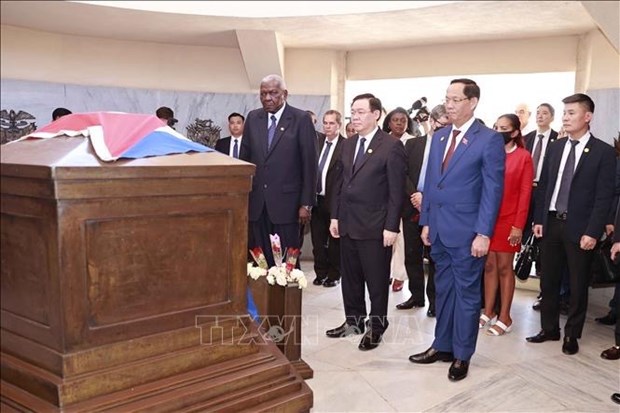 Presidente del Parlamento de Vietnam cumple amplia agenda en Santiago de Cuba hinh anh 3