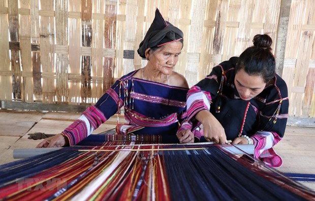 Mujeres de la etnia Ede preservan el tejido tradicional de brocado hinh anh 1