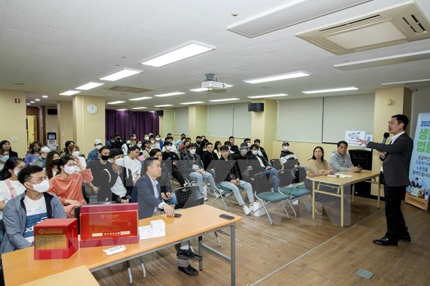 Mejoran conocimiento legal para empleados vietnamitas en Corea del Sur hinh anh 1