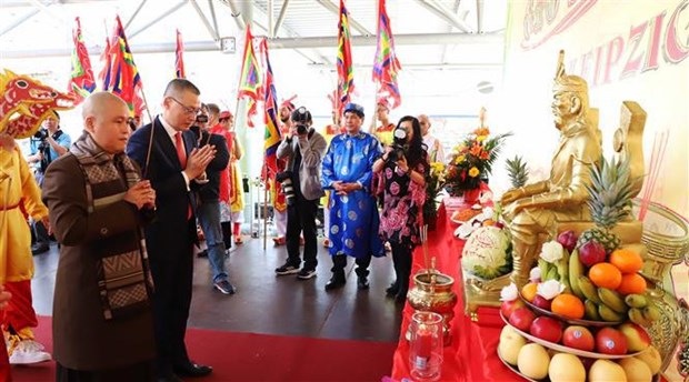 Vietnamitas en extranjero rinden homenaje a los reyes Hung hinh anh 1