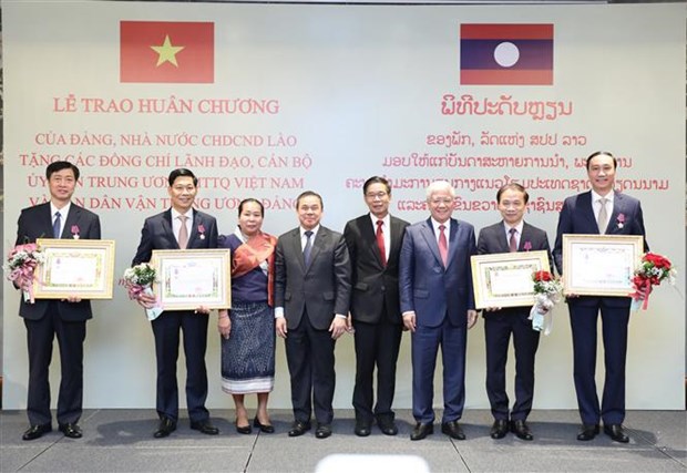 Funcionarios vietnamitas condecorados con distinciones de Laos hinh anh 1