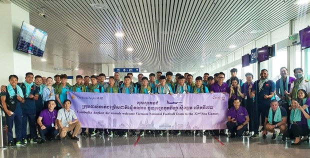 Seleccion vietnamita de futbol llega a Camboya para SEA Games 32 hinh anh 1