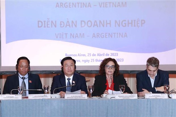 Titular del Parlamento vietnamita asiste al Foro empresarial Vietnam-Argentina hinh anh 1