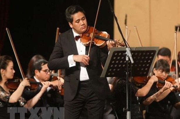 Violinista vietnamita recibe titulo de profesor honorario de universidad kazaja hinh anh 1