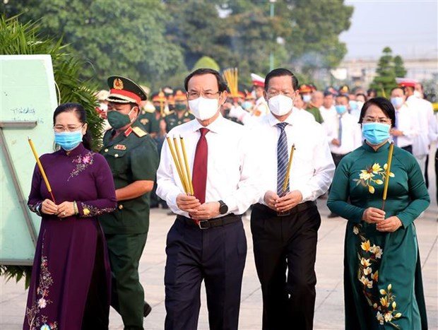 Dirigentes de Ciudad Ho Chi Minh rinden homenaje a heroes y martires hinh anh 2