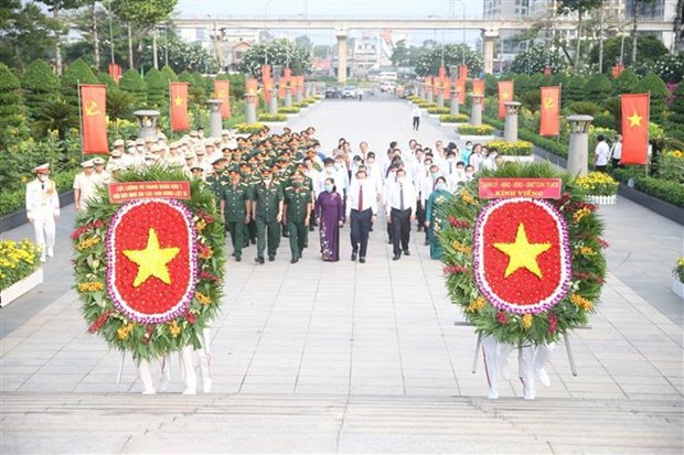 Dirigentes de Ciudad Ho Chi Minh rinden homenaje a heroes y martires hinh anh 1
