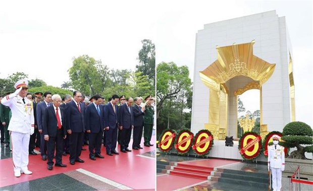 Dirigentes del Partido y Estado de Vietnam rinden homenaje al Presidente Ho Chi Minh hinh anh 1