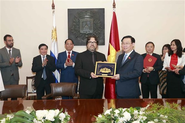 Titular del Parlamento vietnamita mantiene reunion con autoridades de Montevideo hinh anh 1