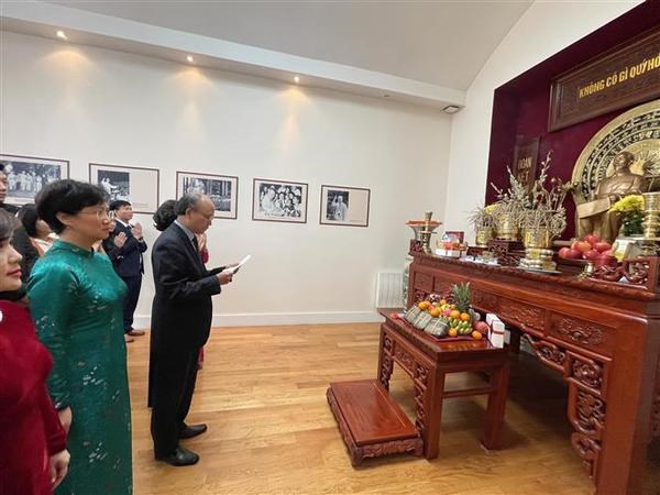 Vietnamitas en Francia honran a reyes Hung y Presidente Ho Chi Minh hinh anh 1