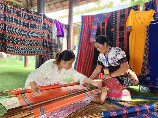 Abren espacios para honrar artesanias tradicionales de Hue hinh anh 1