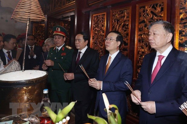 Presidente de Vietnam rinde homenaje a los fundadores de la nacion hinh anh 1
