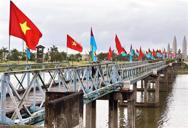 Organizan acto de izamiento de bandera por reunificacion nacional de Vietnam hinh anh 2