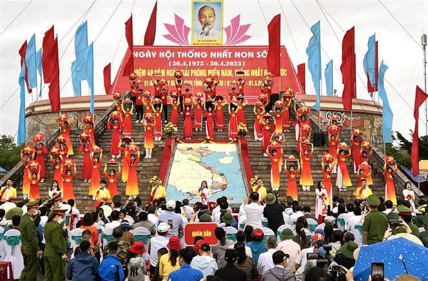 Organizan acto de izamiento de bandera por reunificacion nacional de Vietnam hinh anh 1