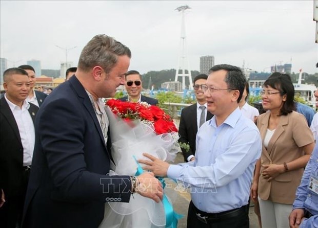 Premier de Luxemburgo visita Bahia de Ha Long hinh anh 1
