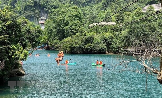 Localidades vietnamitas recibieron gran flujo de turistas durante dias feriados hinh anh 2