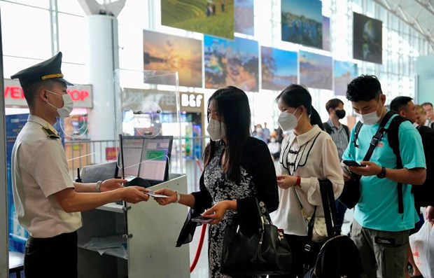 Aumenta numero de pasajeros y vuelos internacionales en aeropuerto de Noi Bai hinh anh 1