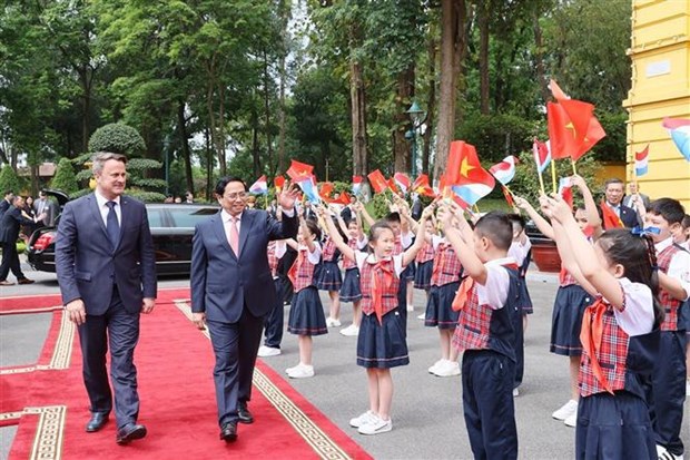 Premier vietnamita preside ceremonia de bienvenida a su homologo luxemburgues hinh anh 2