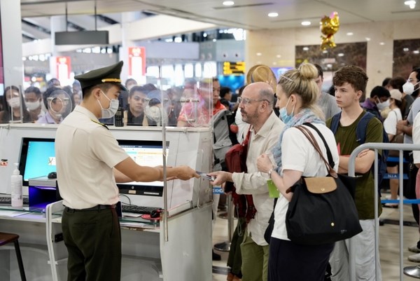 Viajeros a traves del aeropuerto internacional de Noi Bai aumentaron en dias feriados hinh anh 1