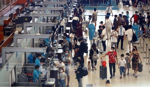 Aeropuertos de Vietnam atienden a 1,29 millones de pasajeros durante asueto hinh anh 1