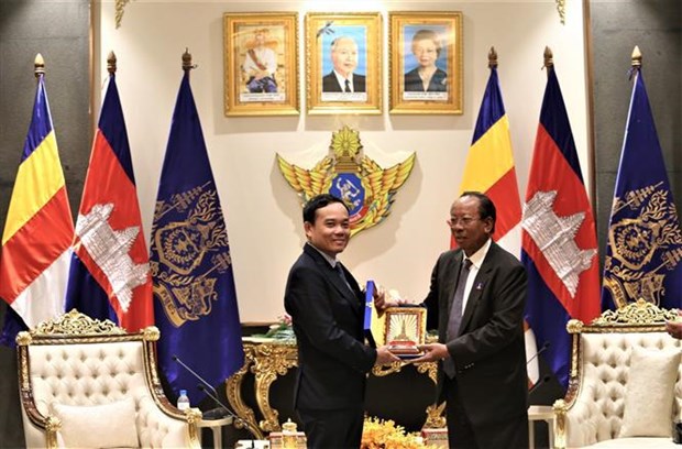 Viceprimer ministro vietnamita se entrevista con dirigente camboyano hinh anh 1