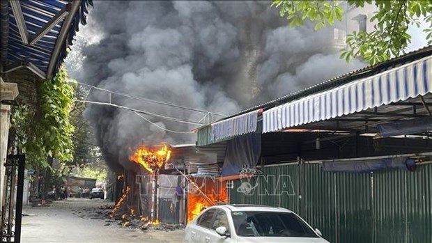 Cinco autos y 19 motos quemados en estacionamiento de Hanoi hinh anh 1