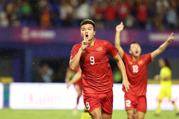 SEA Games 32: Vietnam derrota a Malasia y asegura boleto a semifinales de futbol masculino hinh anh 1